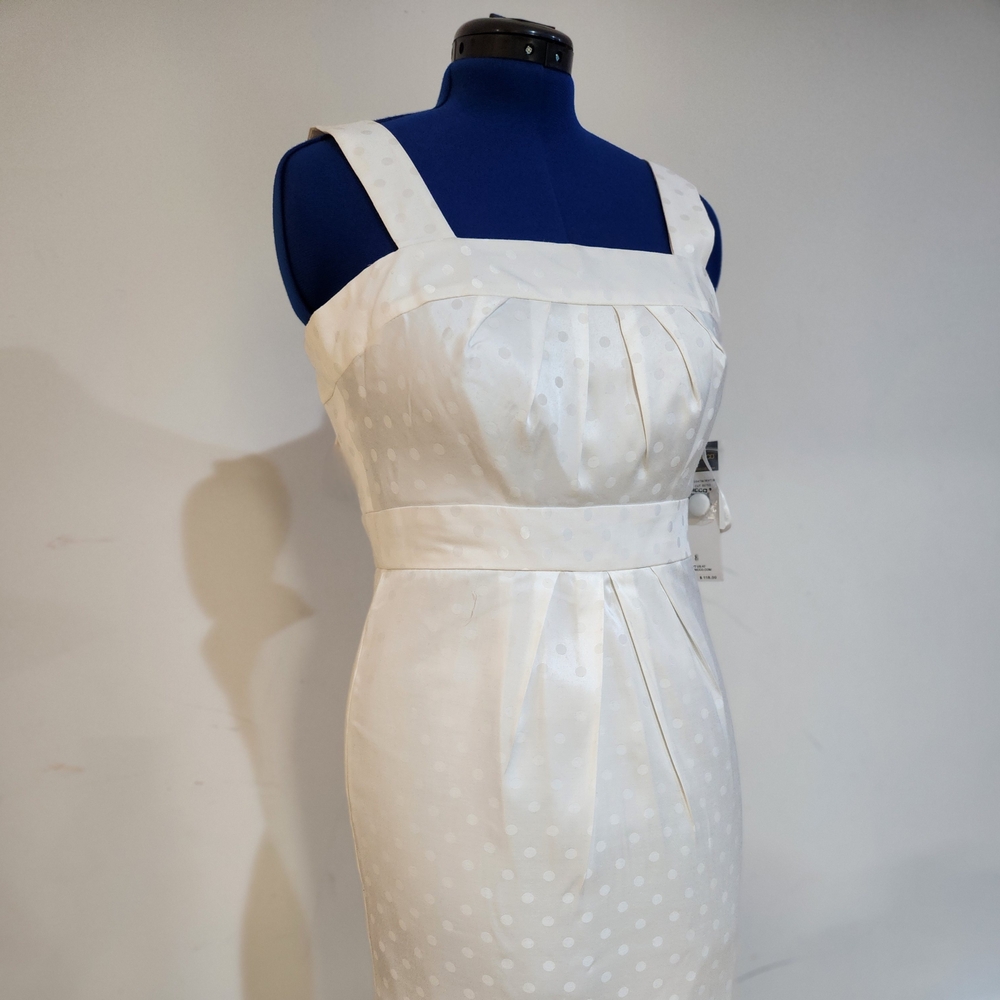 Elegant White Sleeveless Dress